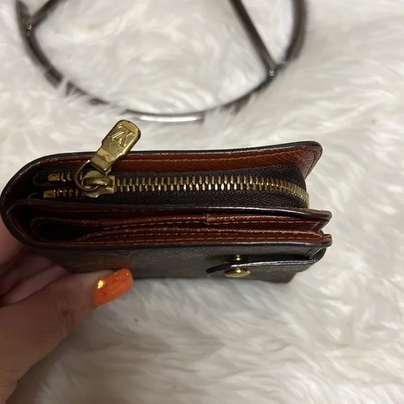 LOUIS VUITTON
LV Monogram Zippy Compact Wallet - Picture 3 of 10